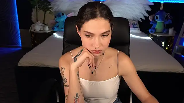 Snapshot of BabyFlowerr chatting on 10.20.25 BabyFlowerr online show from 10.20.25