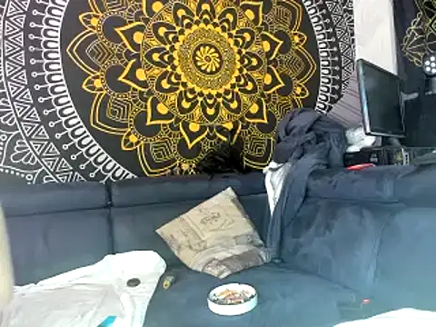 Snapshot of slankecrosdresser chatting on 02.18.25 slankecrosdresser online show from 02.18.25