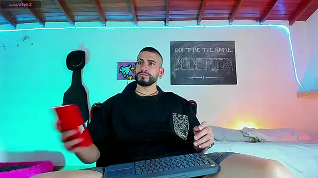 Snapshot of RyanCarter_ chatting on 12.20.24 RyanCarter online show from 12.20.24