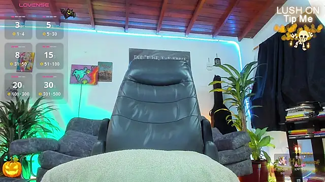 Snapshot of RyanCarter_ chatting on 10.31.25 RyanCarter online show from 10.31.25