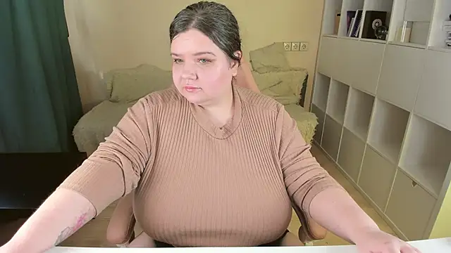 Snapshot of PlumPie chatting on 10.11.25 PlumPie online show from 10.11.25