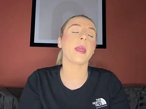 Snapshot of Strongqueen chatting on 12.18.24 Strongqueen online show from 12.18.24