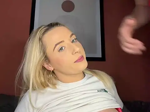 Snapshot of Strongqueen chatting on 12.25.24 Strongqueen online show from 12.25.24