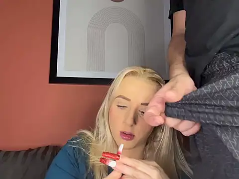 Snapshot of Strongqueen chatting on 12.28.24 Strongqueen online show from 12.28.24