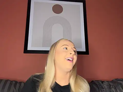 Snapshot of Strongqueen chatting on 12.29.24 Strongqueen online show from 12.29.24