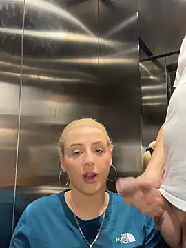 Snapshot of Strongqueen chatting on 01.12.25 Strongqueen online show from 01.12.25