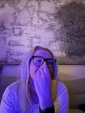 Snapshot of Strongqueen chatting on 01.18.25 Strongqueen online show from 01.18.25