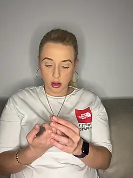 Snapshot of Strongqueen chatting on 01.22.25 Strongqueen online show from 01.22.25