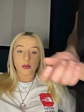 Snapshot of Strongqueen chatting on 02.14.25 Strongqueen online show from 02.14.25