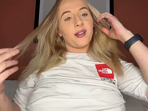 Snapshot of Strongqueen chatting on 03.04.25 Strongqueen online show from 03.04.25