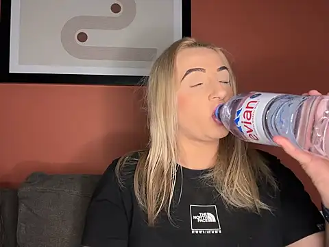 Snapshot of Strongqueen chatting on 03.08.25 Strongqueen online show from 03.08.25