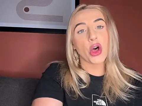 Snapshot of Strongqueen chatting on 03.09.25 Strongqueen online show from 03.09.25