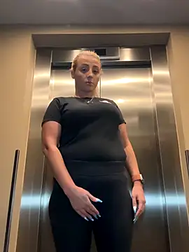 Snapshot of Strongqueen chatting on 09.25.25 Strongqueen online show from 09.25.25