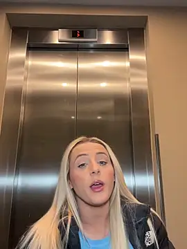 Snapshot of Strongqueen chatting on 09.26.25 Strongqueen online show from 09.26.25