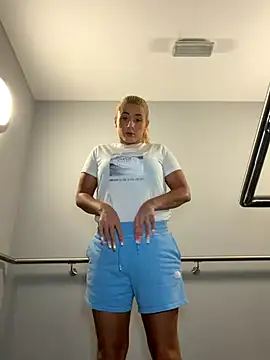 Snapshot of Strongqueen chatting on 10.10.25 Strongqueen online show from 10.10.25