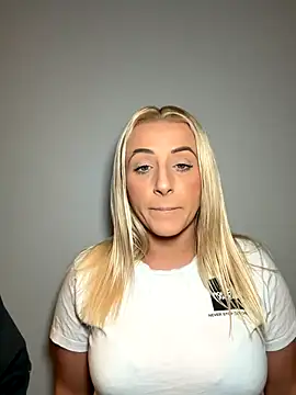 Snapshot of Strongqueen chatting on 10.12.25 Strongqueen online show from 10.12.25