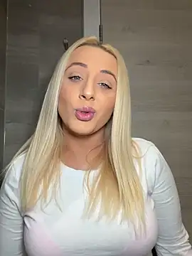 Snapshot of Strongqueen chatting on 10.24.25 Strongqueen online show from 10.24.25