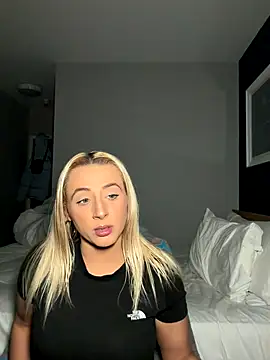 Snapshot of Strongqueen chatting on 10.31.25 Strongqueen online show from 10.31.25