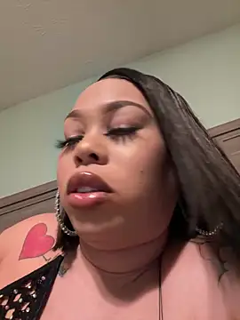 Snapshot of ThickAssRena chatting on 12.08.24 ThickAssRena online show from 12.08.24