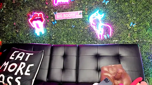 Snapshot of ThickAssRena chatting on 12.14.24 ThickAssRena online show from 12.14.24