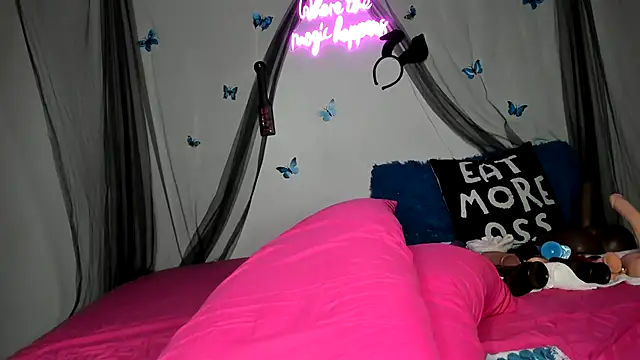 Snapshot of ThickAssRena chatting on 12.31.24 ThickAssRena online show from 12.31.24