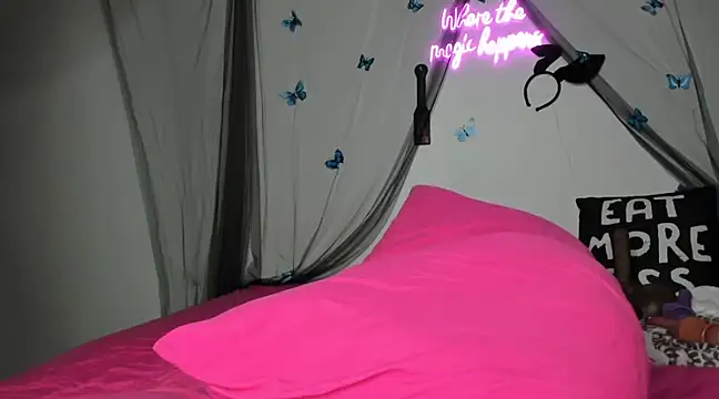 Snapshot of ThickAssRena chatting on 01.11.25 ThickAssRena online show from 01.11.25