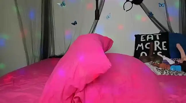 Snapshot of ThickAssRena chatting on 01.12.25 ThickAssRena online show from 01.12.25