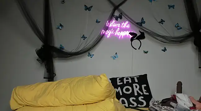 Snapshot of ThickAssRena chatting on 02.11.25 ThickAssRena online show from 02.11.25