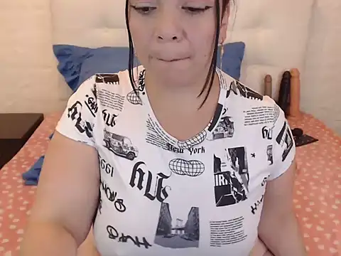 Snapshot of Angiee_BBW chatting on 03.11.25 Angiee BBW online show from 03.11.25