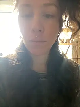 Snapshot of SuzieWanKenobi chatting on 10.19.25 SuzieWanKenobi online show from 10.19.25