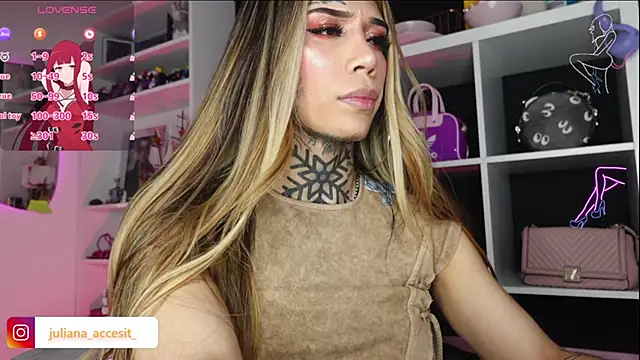 Snapshot of caroline_cossei chatting on 02.08.25 caroline cossei online show from 02.08.25