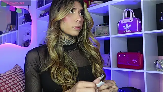 Snapshot of caroline_cossei chatting on 03.06.25 caroline cossei online show from 03.06.25