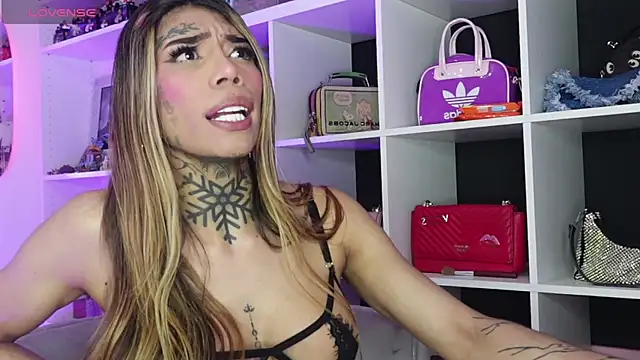 Snapshot of caroline_cossei chatting on 03.18.25 caroline cossei online show from 03.18.25