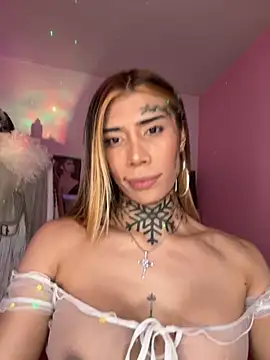 Snapshot of caroline_cossei chatting on 09.28.25 caroline cossei online show from 09.28.25