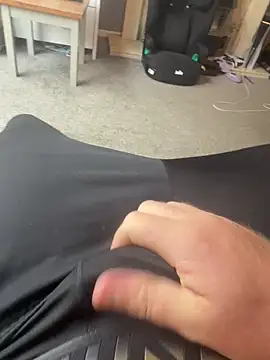 Snapshot of Averagematt1991 chatting on 10.03.25 Averagematt1991 online show from 10.03.25