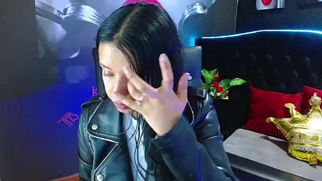 Snapshot of VALERY_MEER chatting on 12.19.24 VALERY MEER online show from 12.19.24