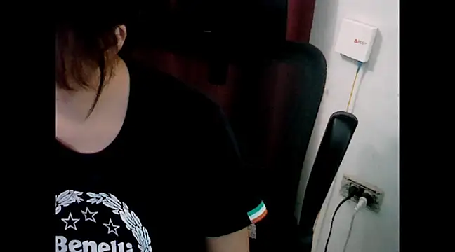 Snapshot of makemefallin chatting on 12.22.24 makemefallin online show from 12.22.24