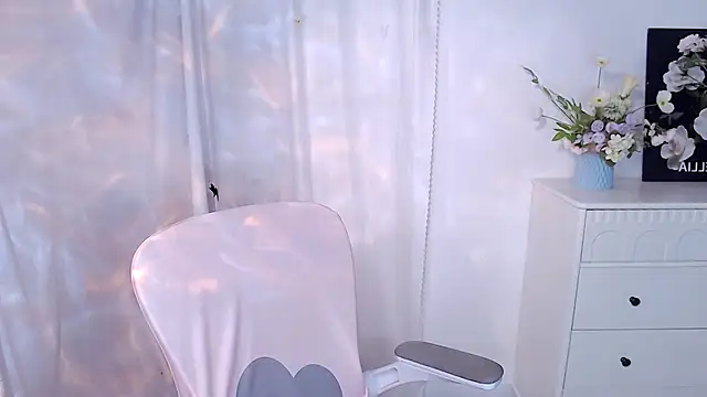 Snapshot of SHY-_-girl chatting on 07.25.26 SHY- -girl online show from 07.25.26