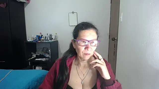 Snapshot of latin49 chatting on 10.29.25 latin49 online show from 10.29.25