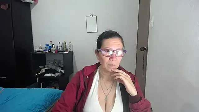 Snapshot of latin49 chatting on 10.31.25 latin49 online show from 10.31.25