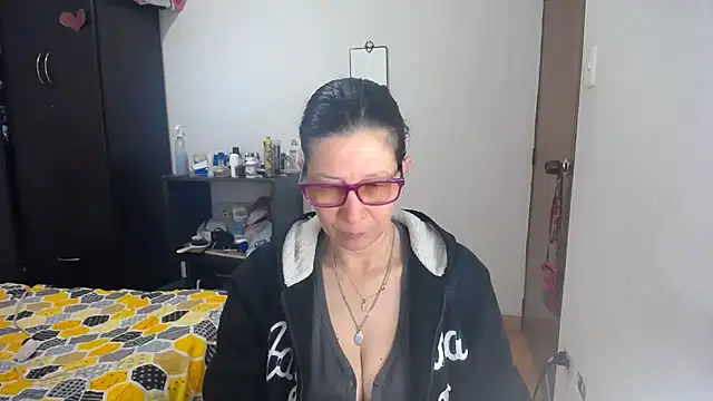 Snapshot of latin49 chatting on 11.15.25 latin49 online show from 11.15.25