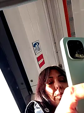 Snapshot of LeticiaWoods chatting on 12.11.24 LeticiaWoods online show from 12.11.24