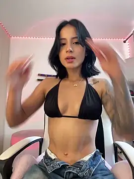 Snapshot of Ale_Lewis chatting on 02.19.25 Ale Lewis online show from 02.19.25