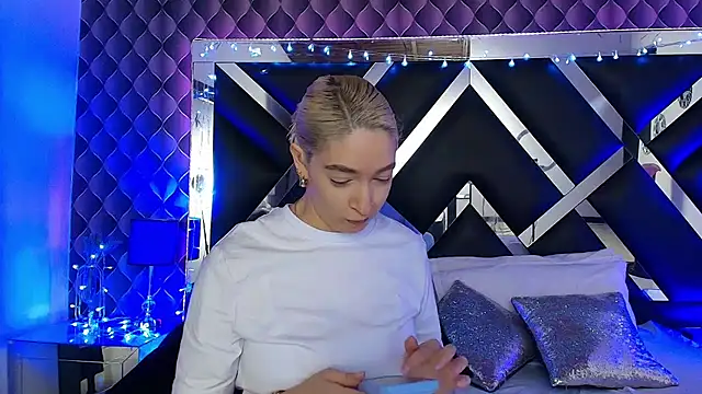 victoriaa lee  online show from 02.23.26