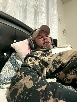 Snapshot of Cristian-Brayan chatting on 10.18.25 Cristian-Brayan online show from 10.18.25