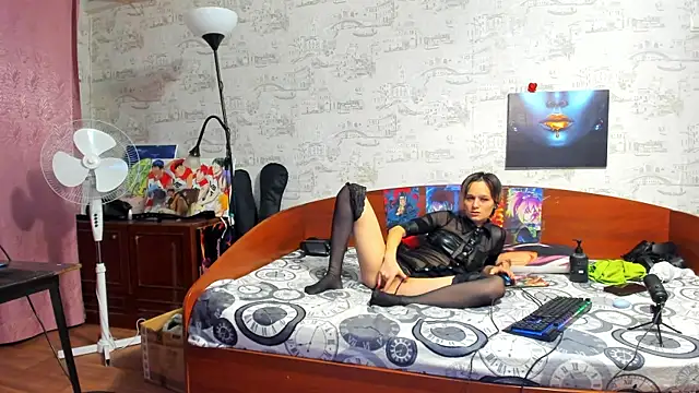 Snapshot of KagamiTayga chatting on 12.20.25 KagamiTayga online show from 12.20.25