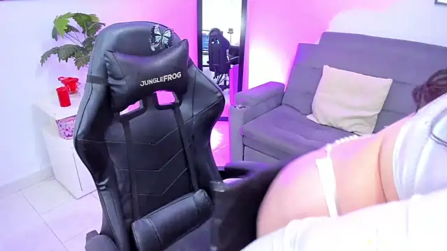 Snapshot of BellaFlaming chatting on 02.08.25 BellaFlaming online show from 02.08.25