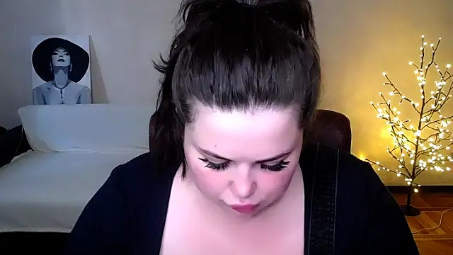 Snapshot of Emily_Mo chatting on 06.17.26 Emily Mo online show from 06.17.26