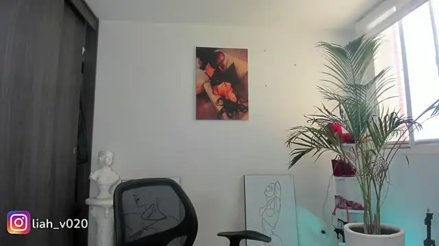 Snapshot of liah_v chatting on 01.22.25 liah v online show from 01.22.25