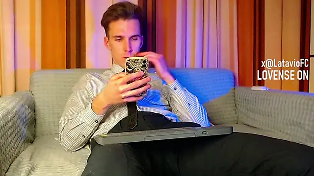 Snapshot of Midnighter_ chatting on 11.14.25 Midnighter online show from 11.14.25